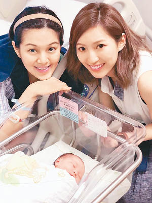 梁麗翹（左）誕下B女，好友謝文欣第一時間前往探望。