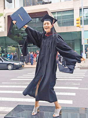 陳法拉碩士畢業，開心到飛起！