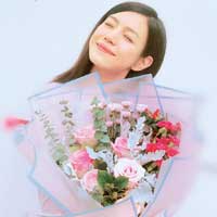 陳妍希<br>台灣女星陳妍希在拍戲中途驚喜收花，難怪她自言感覺幸福。