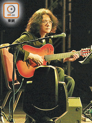 岩井俊二以結他演繹多首電影樂曲。