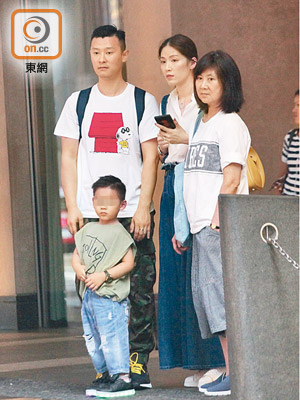 劉思惠與丈夫、兒子及女親友到中環行街。