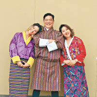 三父女穿上不丹傳統服影相。