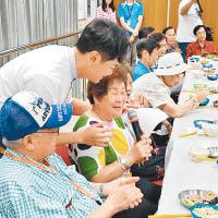 蕭正楠到老人院探訪，氹得長者們勁開心。