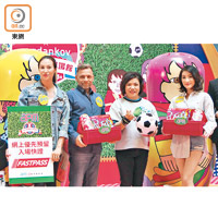 林夏薇（右起）與新鴻基地產（中國）執行董事馮秀炎、希士拿及Lee Ann，齊主持足球活動開幕。