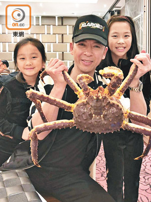 郭政鴻與兩個寶貝女食飯慶祝。