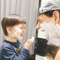 Jacques學爸爸將剃鬚膏塗上面，非常可愛。