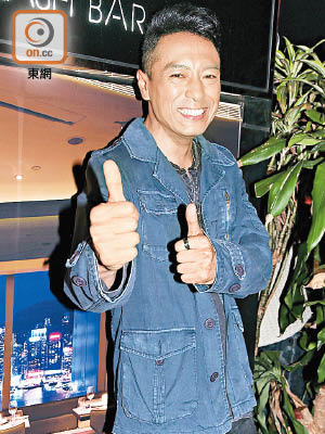 姜皓文加入無綫拍劇，合作開心，直豎拇指。