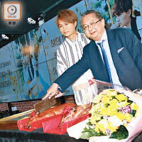 胡鴻鈞與公司老闆何哲圖齊齊切燒豬慶祝。