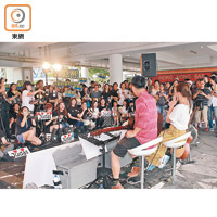 吳嘉熙以歌手身份Busking，獲不少粉絲支持。