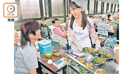 陳美齡為「老友記」送上午餐。