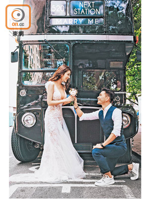 陳展鵬特別在「520」巴士前跪地求「Marry Me」，成功打動單文柔！