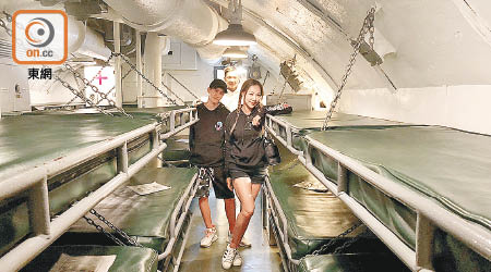 程瑤參觀軍用潛艇，感受一下軍人在艙內的生活。