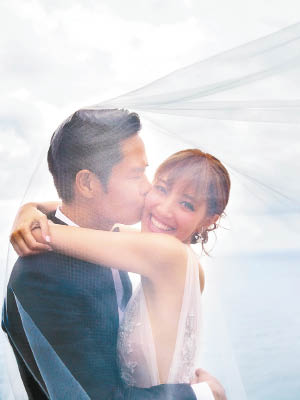 鄭嘉穎與陳凱琳8月在峇里結婚，二人終於在港入紙註冊，擬結婚通知書曝光。
