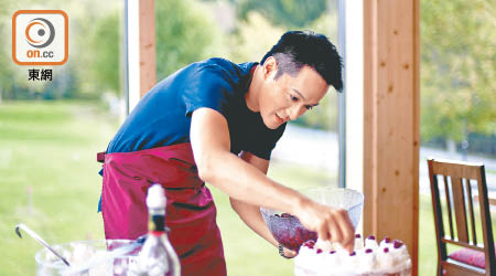 陳智燊到德國拍旅遊特輯，期間試整蛋糕。