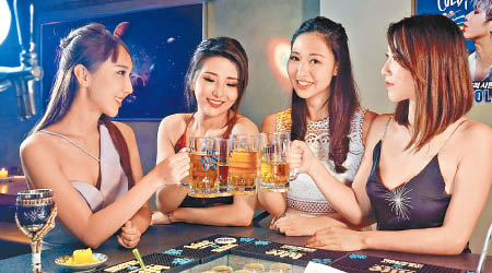 張靜婷（左起）、李芷菱、梁雪瑤及賴嘉瑩於賽前把酒談心，加深彼此認識。