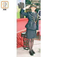 傅嘉莉穿上制服宣揚交通安全。