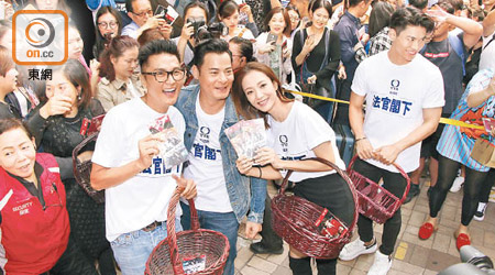 關禮傑（左起）、黃智賢與王君馨吸引不少市民拍照。
