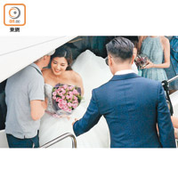 婚禮當日，展鵬細心扶實老婆落船。