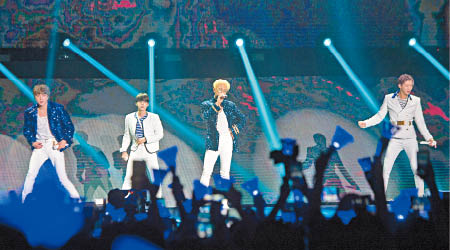 WINNER成員姜勝允（左起）、金振宇、宋閔浩及李勝勛在台上又跳又唱，令氣氛High爆！