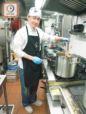 吳啟明愛鑽研廚藝，有不少撚手菜。