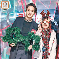 謝東閔親自幫Fans裝身，提早感受聖誕氣氛。