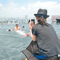 栢芝早前上載與男友人暢泳的照片。
