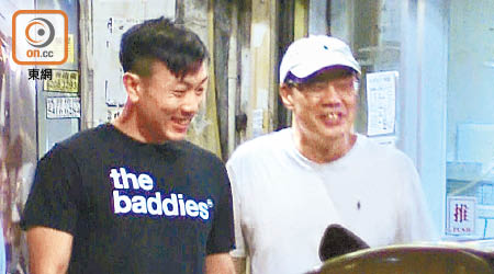 劉浩龍（左）離開餐廳時，繼續同店員吹水。