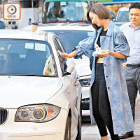 車窗大大篤雀屎，高海寧硬着頭皮清理。