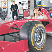 馬清揚愛賽車，Ksenia在社交網亦上載坐賽車相。