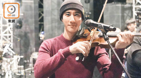 王力宏綵排時練習小提琴。