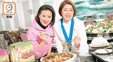 黎燕珊（左）與Lisa指「鮑魚聚寶盆菜」最啱一家大細享用。
