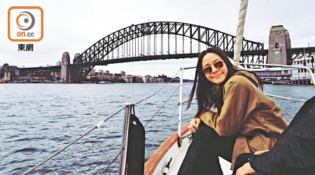 林嘉欣在澳洲拍外景，膽粗粗行悉尼大橋，真勇！