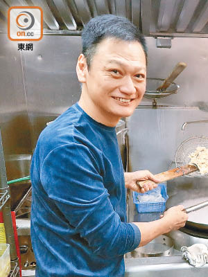 陶大宇親下廚煮蝦，取其好意頭「哈哈笑」。