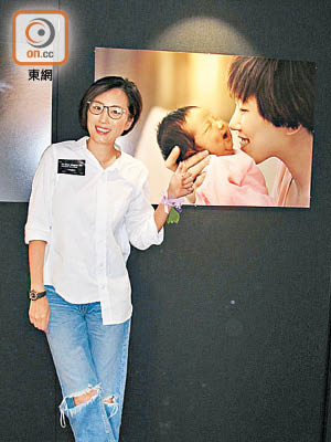 谷祖琳身後的照片是其大女剛出世時拍攝。