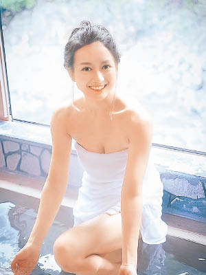 鍾晴在日本浸美人浴。