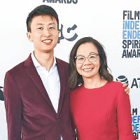 美籍華裔導演劉冰（左）有獎落袋。（美聯社圖片）