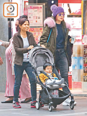 日前李蕙敏和家傭推着BB車行街，見小Baby面圓圓，非常精靈。