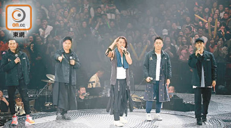 （左起）：謝天華、錢嘉樂、鄭伊健、林曉峰、陳小春。<br>五子合唱《友情歲月》和《海闊天空》。