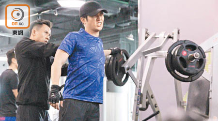 何廣沛做完Gym獲李日昇幫手拉筋，面露痛苦表情。
