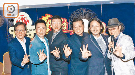 黎耀祥（左二）高調宣傳，期望招募更多會員。