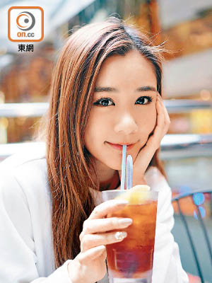 陳詩欣至愛飲茶餐廳的凍檸茶。