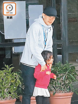 劉愷威親自接「小糯米」放學，在校外等車離開。