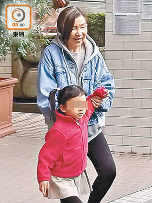 劉愷威母親如常接「小糯米」放學。