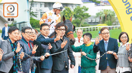 「有理共想」今季第四次跑出，胡楓（左二）興奮拉頭馬。