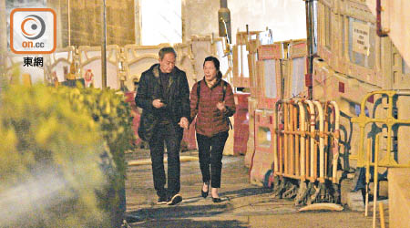 陳榮峻與吳香倫拖手漫步，十分溫馨。