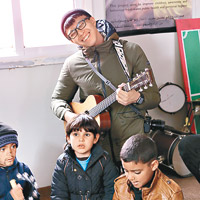 吳業坤讚敍利亞小童有音樂天分。