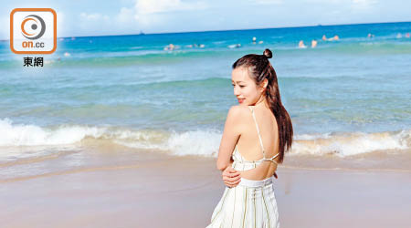 李思欣在海邊漫步日光浴，范振鋒為她影靚相。