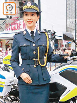 傅嘉莉化身女交警，宣揚交通安全。