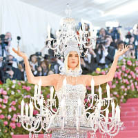 Katy扮吊燈，被笑似燭台「盧米亞」。（美聯社圖片）