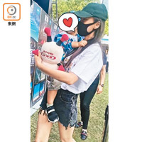 Baby「大力士」上身單手抱仔，難為了纖纖手臂！